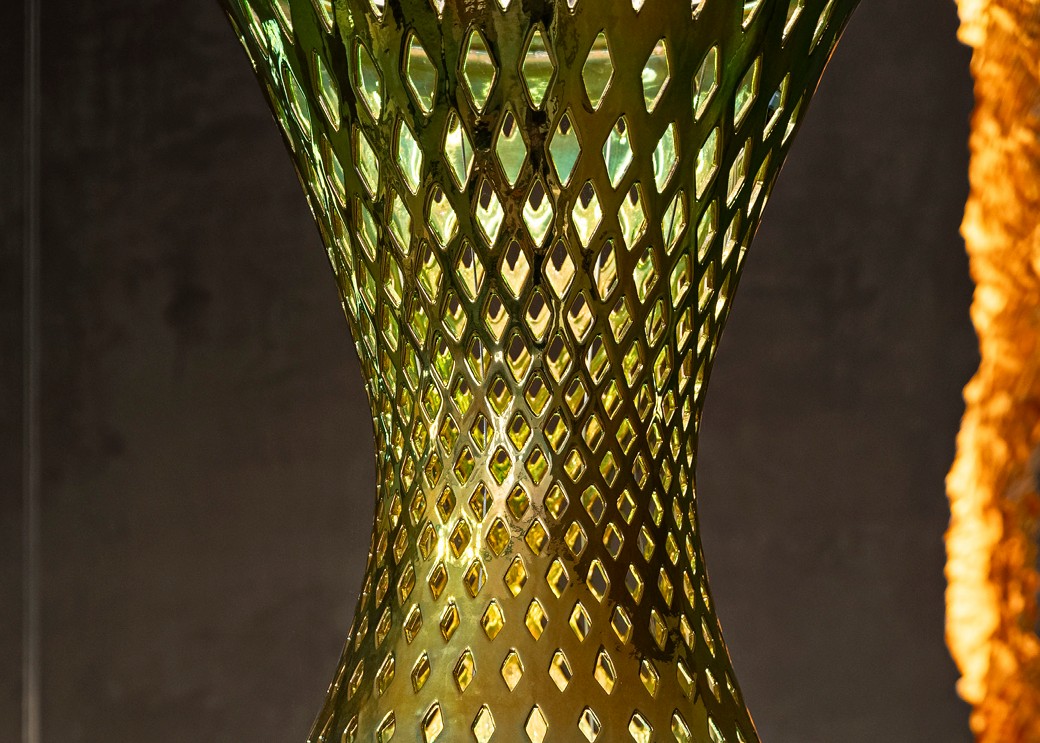 The porcelain body in close-up: perforated diamonds in the green-gold eosin glaze